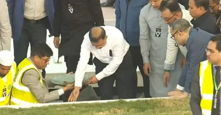 নিজ হাতে খালেদা জিয়াকে শায়িত করলেন তারেক রহমান